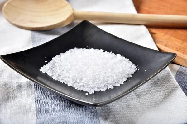 Pequeño Plato Sal Roca Cerca Una Cuchara Madera —  Fotos de Stock