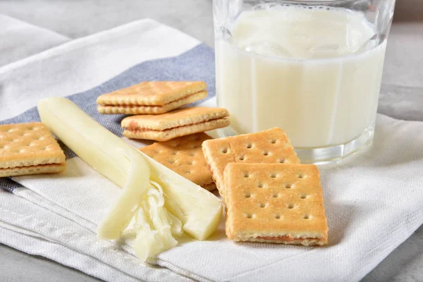 ピーナッツ バター サンドイッチ Crackeers ストリング チーズ ミルクのガラスと健康的なスナック — ストック写真