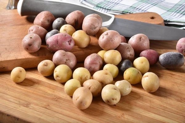 Tiny Red Purple Yukon Gold Potatoes Cutting Board Knife — Stock Photo, Image
