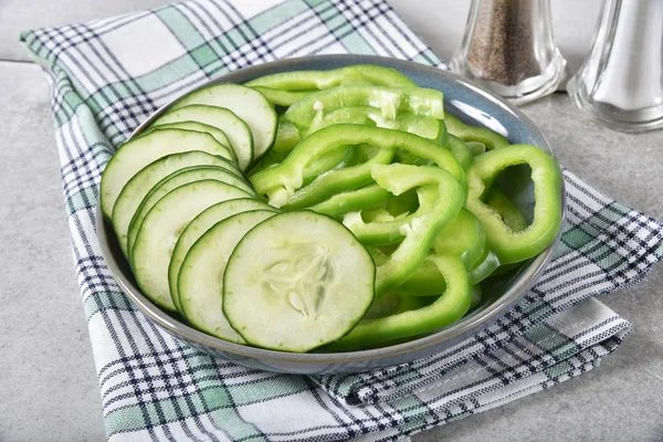 Pepinos Finos Rodajas Pimientos Verdes Plato —  Fotos de Stock