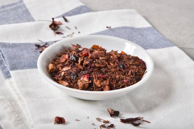 Rooibos çay küçük kase çilek ile bir kivi infüzyon