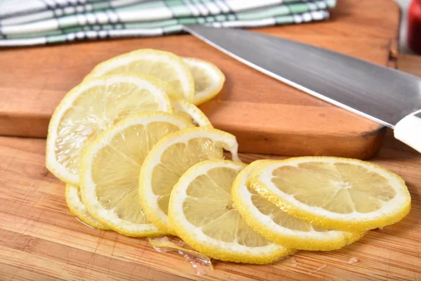 Тонкие Ломтики Лимона Разделочной Доске Ножом — стоковое фото