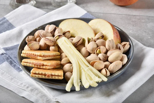 Plato Galletas Saladas Con Mantequilla Maní Pistachos Queso Cordel Manzanas —  Fotos de Stock