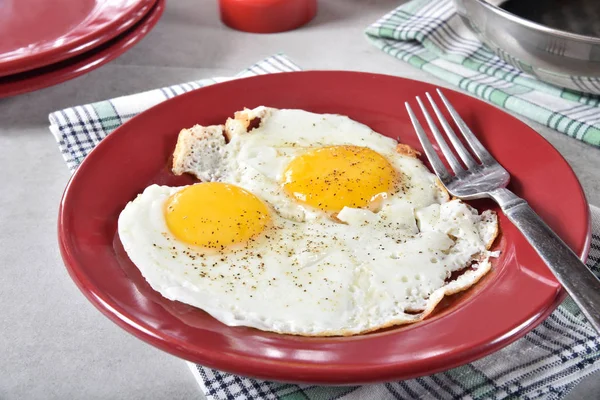 Lado Soleado Hasta Huevos Fritos Con Sal Pimienta —  Fotos de Stock