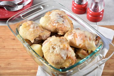 Fırında patates ve Mozzarella peyniri ile tepesinde tavuk güveç çanağı.