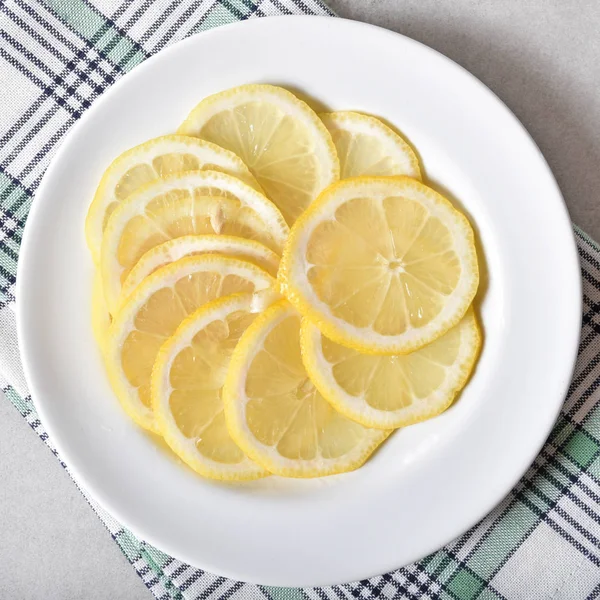 Dilimlenmiş Limon Bir Tabak Havai Görünümü — Stok fotoğraf