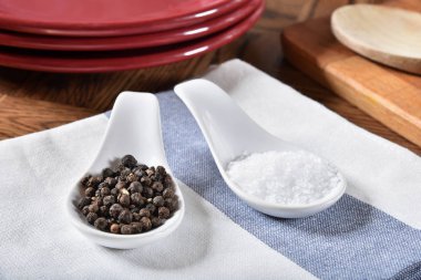 Seramik kaşık karabiber ve kaya tuzu bir tablo