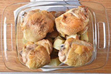 Fırında Tavuk uyluk üzerine kavrulmuş patates güveç çanağı havai görünümü