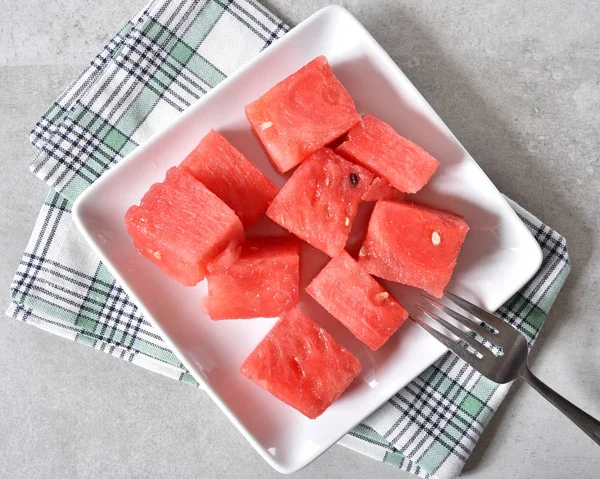 Vue Aérienne Des Cubes Pastèque Fraîche Sur Une Assiette — Photo