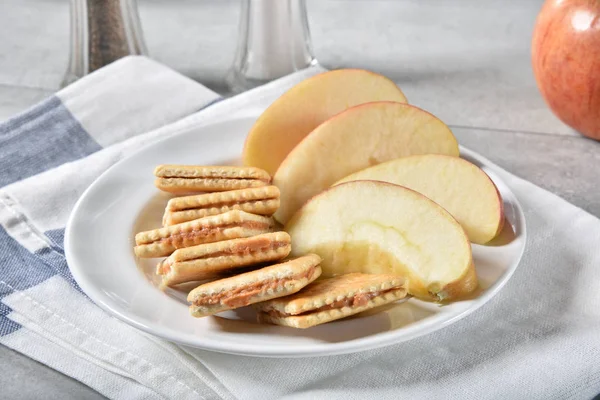 Fıstık Ezmesi Kraker Sandviç Dilimlenmiş Elma Ile Sağlıklı Snack — Stok fotoğraf