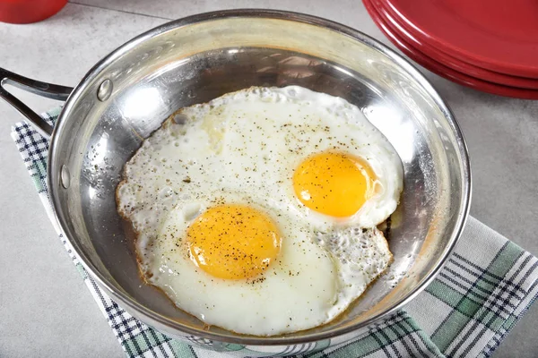 Ηλιόλουστη Πλευρά Επάνω Τηγανητά Αυγά Ένα Ανοξείδωτο Χάλυβα Τηγάνι — Φωτογραφία Αρχείου