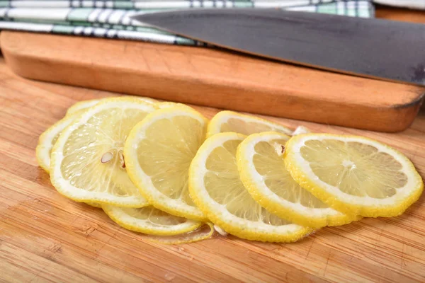 Тонкий Нарезанный Лимон Разделочной Доске Кухонным Ножом — стоковое фото