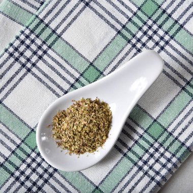 Seramik kaşık genel gider görünümden kurutulmuş kekik pul dolu