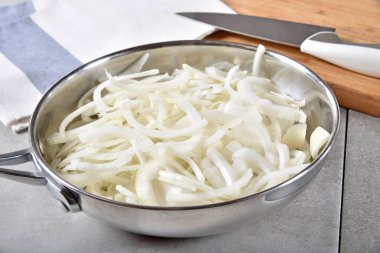 İkramederse veya karamelize olmak bir tava içinde soğan dilimlenmiş