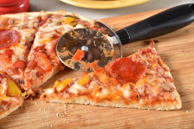 Kırmızı, yeşil ve sarı biber, biber ve peynir ile dilimlenmiş pizza