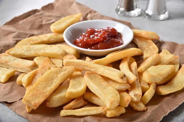 Dik Gesneden Frieten Met Een Schotel Van Ketchup Een Bruine — Stockfoto