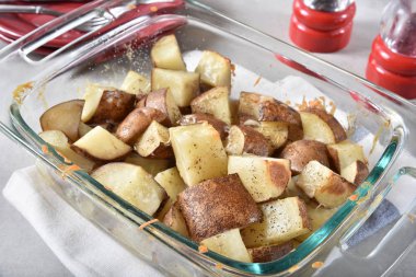 Lezzetli fırında patates bir cam baharat ile yemek pişirme