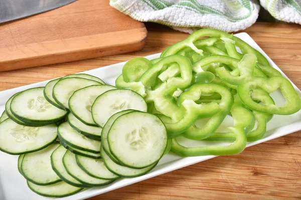 Plato Pepinos Finos Rodajas Pimientos Verdes — Foto de Stock