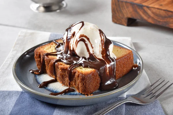 Egy Szelet Ínyenc Font Sütemény Tetején Vanília Fagylalttal Csokoládé Öntettel — Stock Fotó