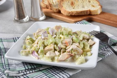 Bir kase dilimlenmiş ciabatta tost tavuk salatası