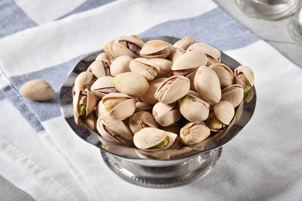 Pequeño Tazón Plata Pistachos Frescos Una Servilleta —  Fotos de Stock