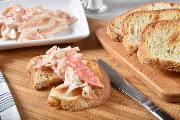 Goumet Skaldjurssallad Med Krabba Hummer Och Räkor Med Skivor Toast — Stockfoto