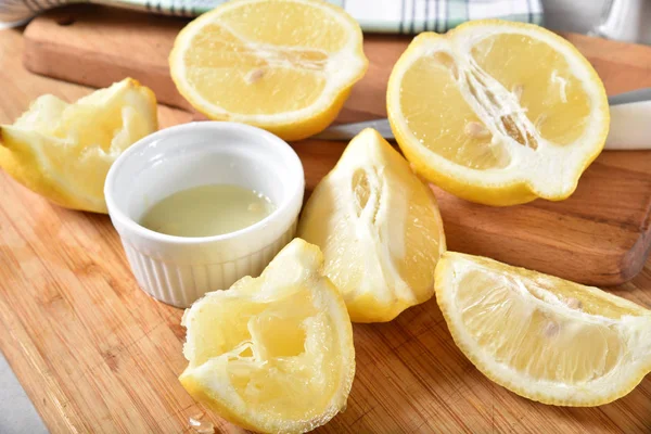 Fresh Squeezed Lemon Juice Small Bowl — Stock Photo, Image