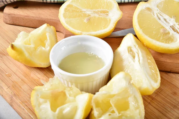 Fresh Squeezed Lemon Juice Cutting Board — Stock Photo, Image