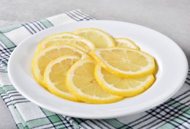 İnce dilimlenmiş limon bir tabak