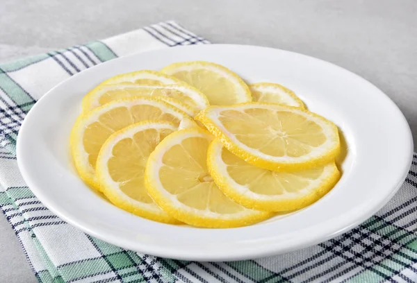 Nce Dilimlenmiş Limon Bir Tabak — Stok fotoğraf