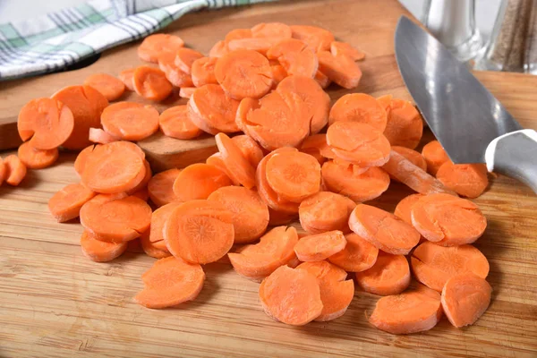 Zanahorias Finas Rodajas Una Tabla Cortar Madera —  Fotos de Stock