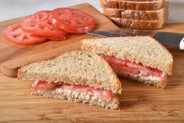 Sándwich Tomate Una Tabla Cortar Con Tomates Rodajas — Foto de Stock