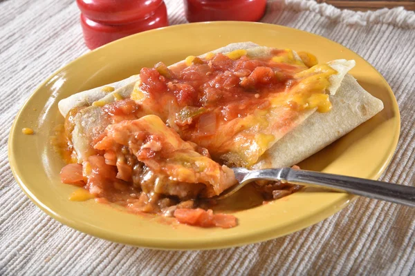 Carne Bovino Queijo Chimichanga Coberto Com Salsa — Fotografia de Stock