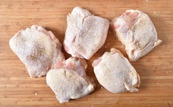 Κάτοψη Της Μπούτια Κοτόπουλο Προετοιμασμένοι Για Μαγείρεμα Ένα Ξύλο Κοπής — Φωτογραφία Αρχείου