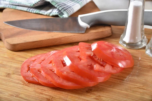 Thin Sliced Tomatoes Cutting Board — Stock Photo, Image