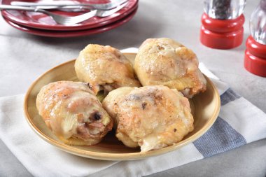 Fırın Tavuk uyluk üzerine erimiş mozzarella peyniri ile pişmiş