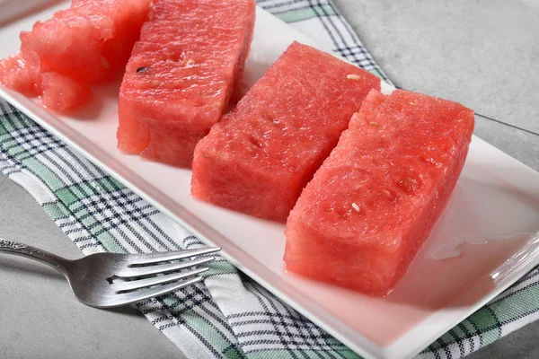 Bir plaka üzerinde taze organik karpuz dilimleri. Yüksek açılı görünüş