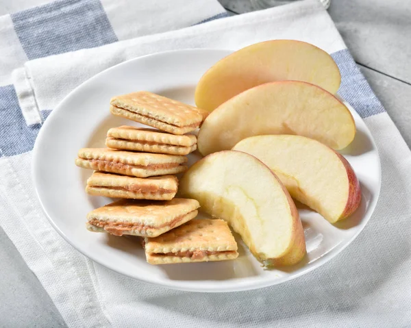 Hög Vinkel Syn Snack Tallrik Med Äpplen Och Jordnötssmör Cracker — Stockfoto