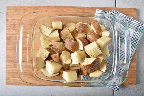 Ovherhead görünümü küp patates pişirme çanağı fırına gitmek için hazır.