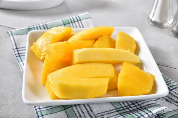 Una Ciotola Mango Biologico Appena Affettato — Foto Stock