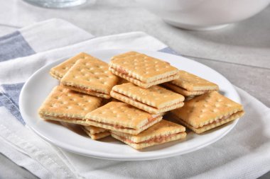 Fıstık ezmesi sandviç kraker ile yapılan bir aperatif tabak.