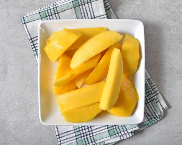 Bovenaanzicht Van Sappige Rijpe Mango Plakjes Een Kom — Stockfoto