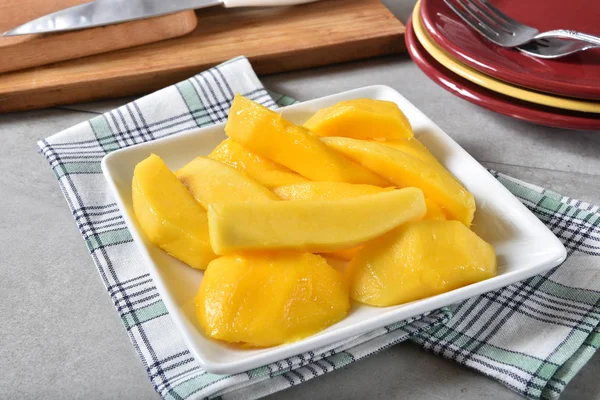 Plate Sliced Juicy Ripe Mango Fruit — Stock Photo, Image