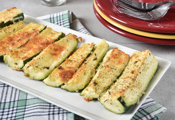 Prato Abobrinha Assada Cunhas Com Parmesão Alho — Fotografia de Stock