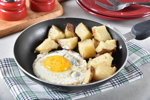 Ένα Τηγανητό Αυγό Και Πατάτες Ένα Τηγάνι — Φωτογραφία Αρχείου