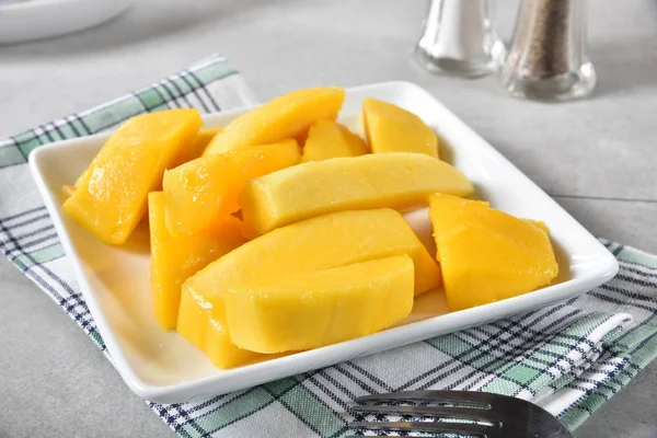 新鲜成熟芒果在小碗中的美味片 — 图库照片