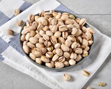 Taze organik fıstık bir kase görünümünü yüksek açı 