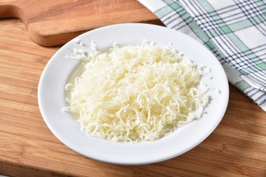 Rendelenmiş mozzarella peyniri küçük çanak