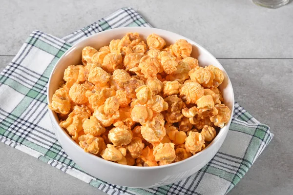 Una Ciotola Popcorn Formaggio Cheddar Caramello Una Vista Alto Angolo — Foto Stock