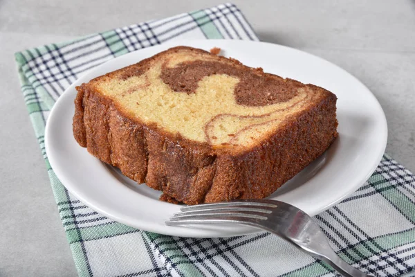 Une Tranche Gâteau Marbre Humide Sur Une Assiette — Photo